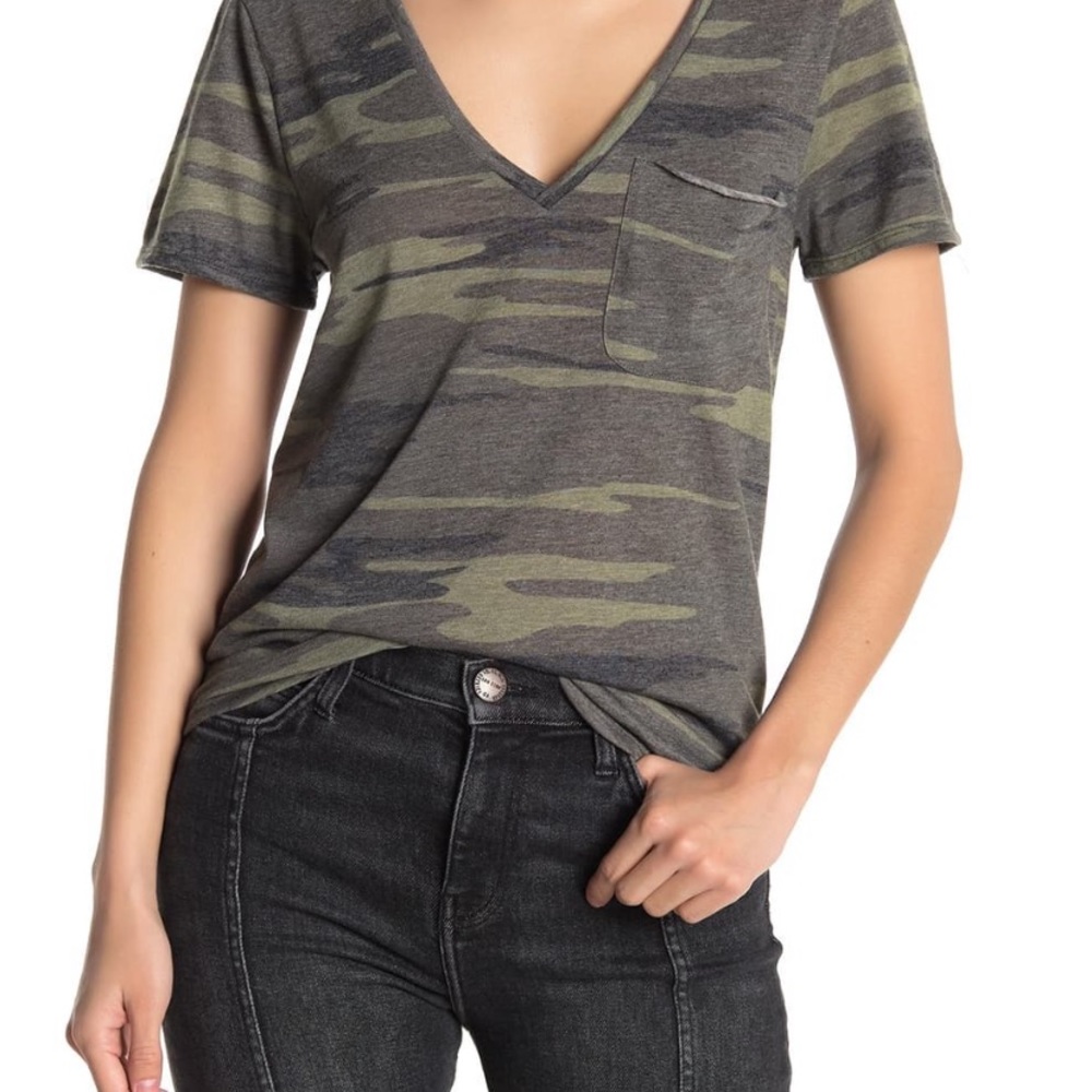 Socialite camouflage
V-Neck Tee Shirt